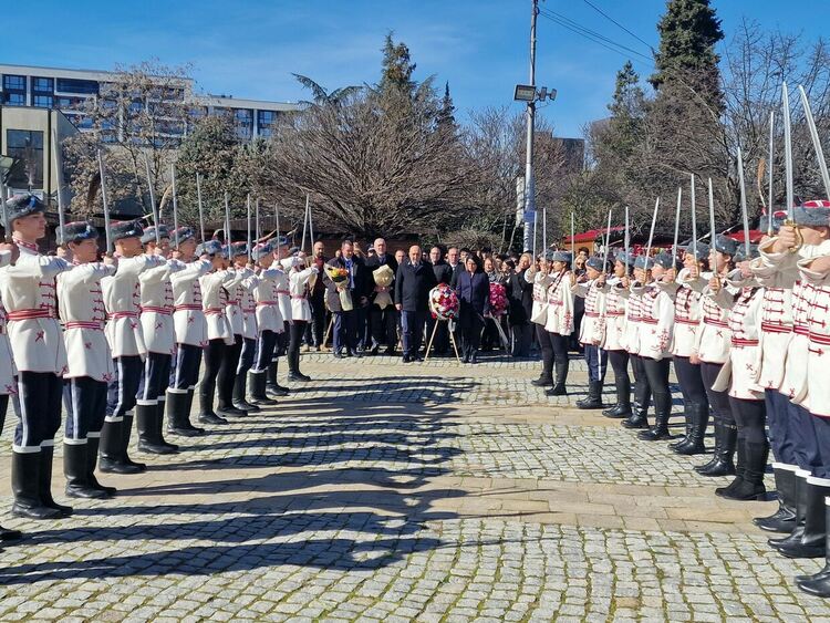 Кърджали се поклони пред паметта на Апостола