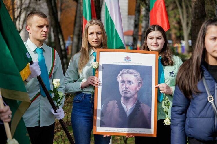 Стотици перничани сведоха глава в памет на Апостола на свободата &ndash; Васил Левски