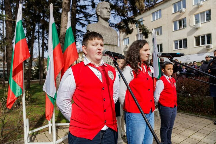 Стотици перничани сведоха глава в памет на Апостола на свободата &ndash; Васил Левски