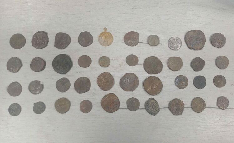 Задържаха над 4000 старинни монети и предмети в товарен автомобил