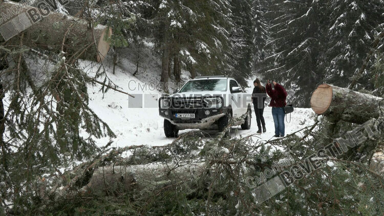 Пътят към Мугла остава непроходим, свлачище  до Киселчово