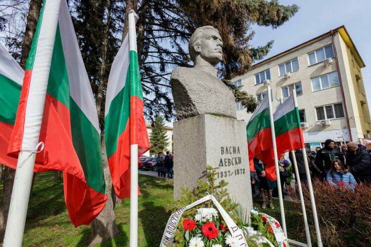 Стотици перничани сведоха глава в памет на Апостола на свободата &ndash; Васил Левски