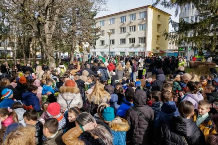 Стотици перничани сведоха глава в памет на Апостола на свободата &ndash; Васил Левски