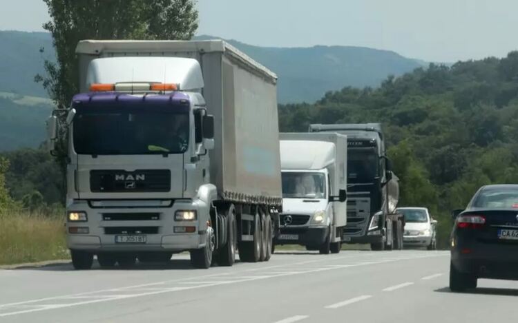 Досега тол таксите отразяваха само разходите за поддържане на пътищата. Вече ще се отчита и изпускането на въглеродни емисии, шумовото замърсяване и замърсяване на въздуха заради задръствания.