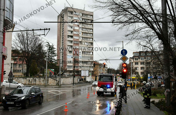 Скъсаха се кабелите на тролея и затрудниха движението край ДНА