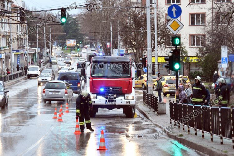 Скъсаха се кабелите на тролея и затрудниха движението край ДНА