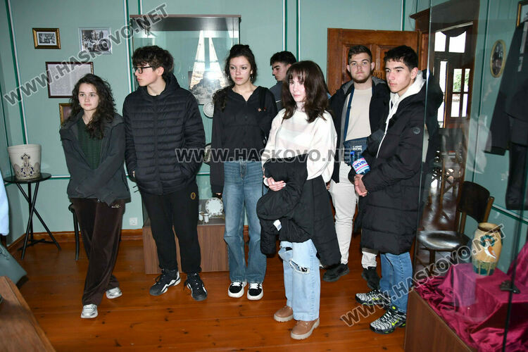 Ученици от София гостуваха в Кирковото училище в Хасково за беседа и филм, посветени на проф. д-р Асен Златаров