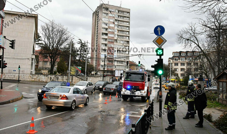 Скъсаха се кабелите на тролея и затрудниха движението край ДНА