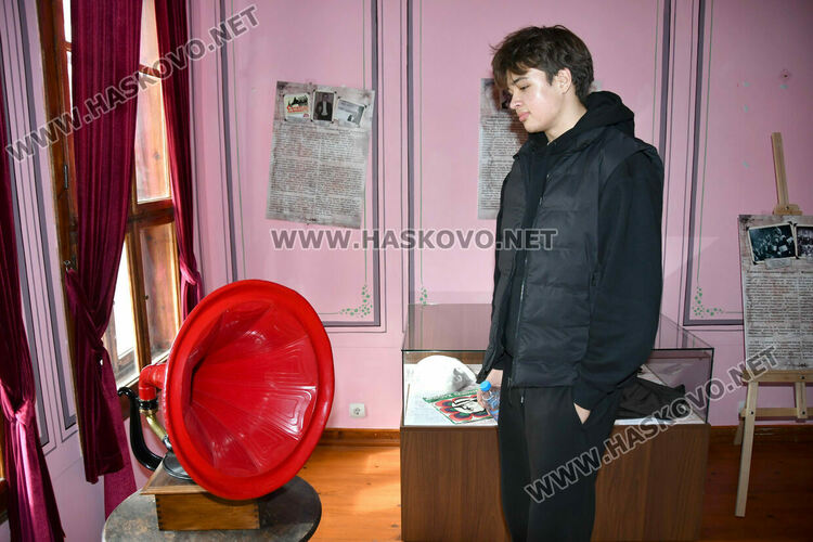 Ученици от София гостуваха в Кирковото училище в Хасково за беседа и филм, посветени на проф. д-р Асен Златаров