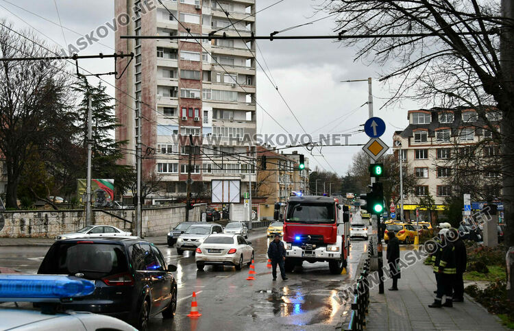 Скъсаха се кабелите на тролея и затрудниха движението край ДНА