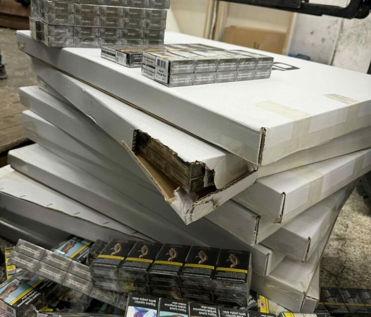 Задържаха над 400 000 цигари в два товарни автомобила 