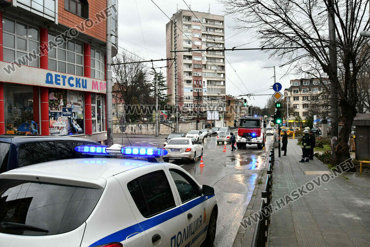 Скъсаха се кабелите на тролея и затрудниха движението край ДНА