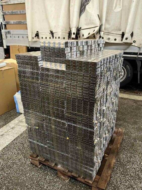 Задържаха над 400 000 цигари в два товарни автомобила 