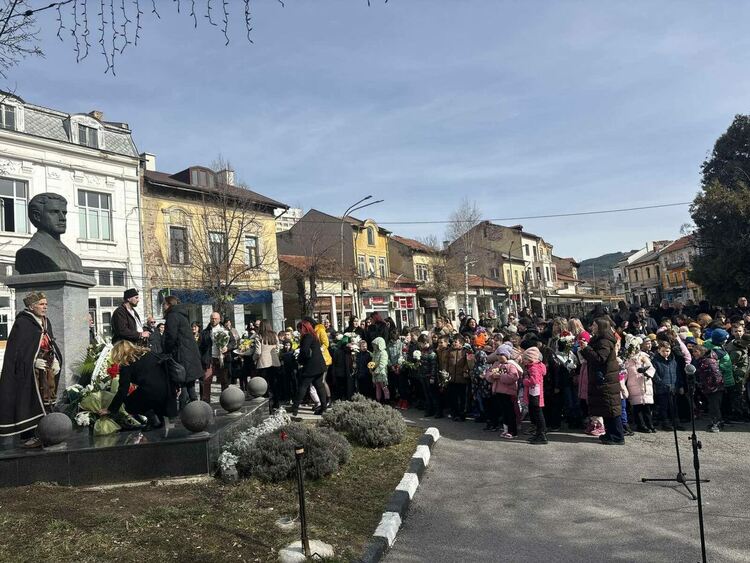 Радомир се поклони пред Апостола на Свободата