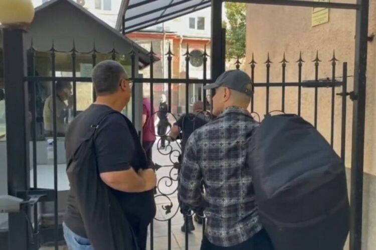 Брендо пред софийския затвор