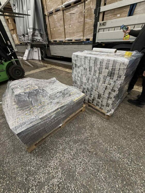 Задържаха над 400 000 цигари в два товарни автомобила 