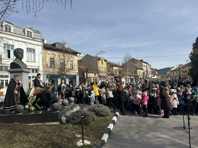 Радомир се поклони пред Апостола на Свободата