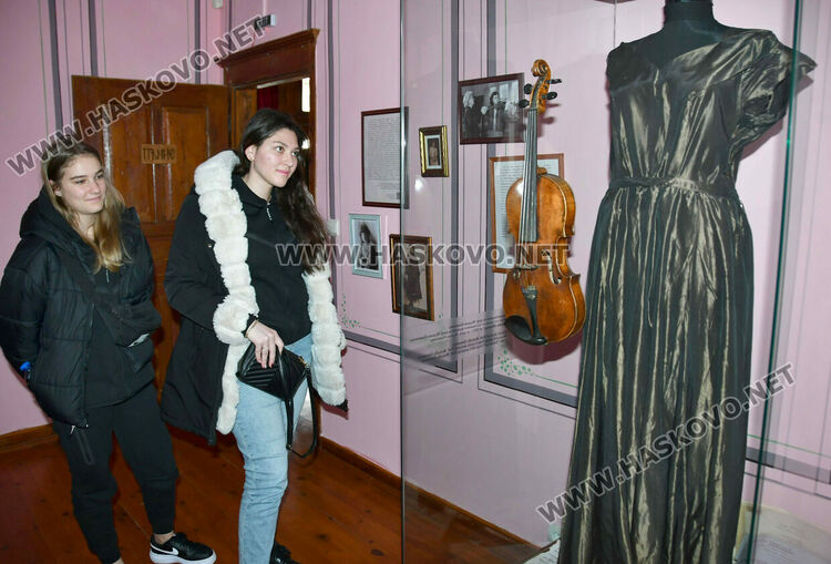 Ученици от София гостуваха в Кирковото училище в Хасково за беседа и филм, посветени на проф. д-р Асен Златаров