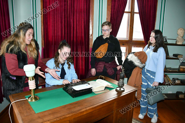 Ученици от София гостуваха в Кирковото училище в Хасково за беседа и филм, посветени на проф. д-р Асен Златаров