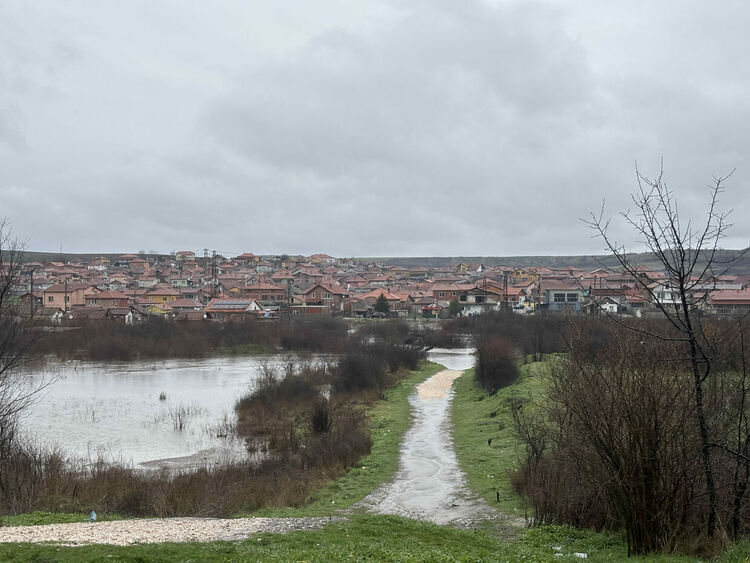 Продължителните валежи заляха част от кв. &bdquo;Изток&ldquo; и създадоха риск в още няколко села
