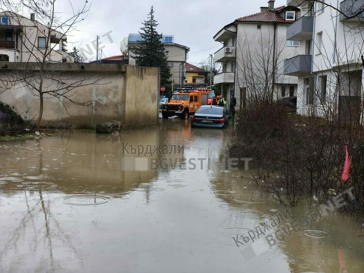 Проливният дъжд остави под вода ул."Огоста"в Кърджали