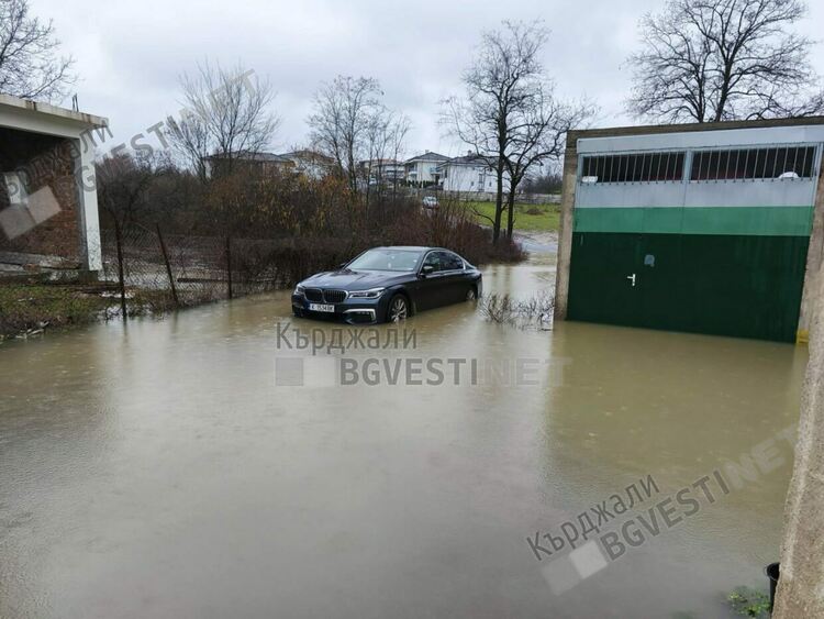 Проливният дъжд остави под вода ул."Огоста"в Кърджали