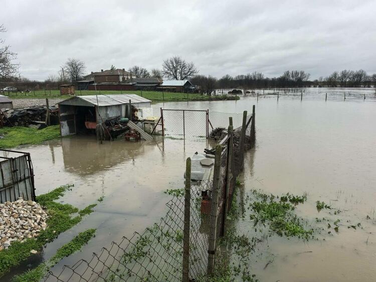 Река Сазлийка потопи дворове в Калугерово