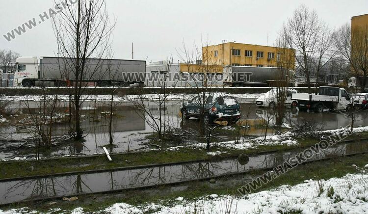 Районът на Сточна гара и днес непроходим