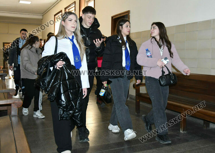 Ученици от ПГДС-Хасково научиха за функциите на съдията, прокурора и следователя