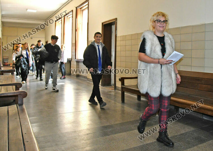 Ученици от ПГДС-Хасково научиха за функциите на съдията, прокурора и следователя