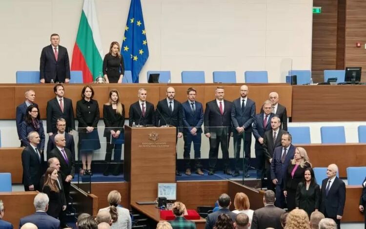 Смяната на караула в Министерския съвет продължава с назначението на новите зам.-министри.