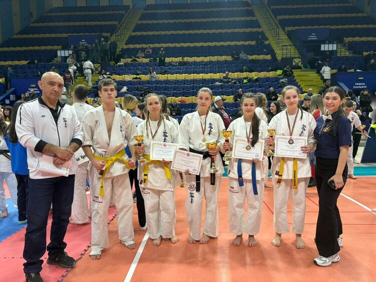 Две шампионски титли, сребро и бронз за каратистите на Здравко Младенов от Националното първенство