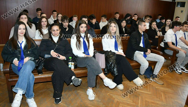 Ученици от ПГДС-Хасково научиха за функциите на съдията, прокурора и следователя