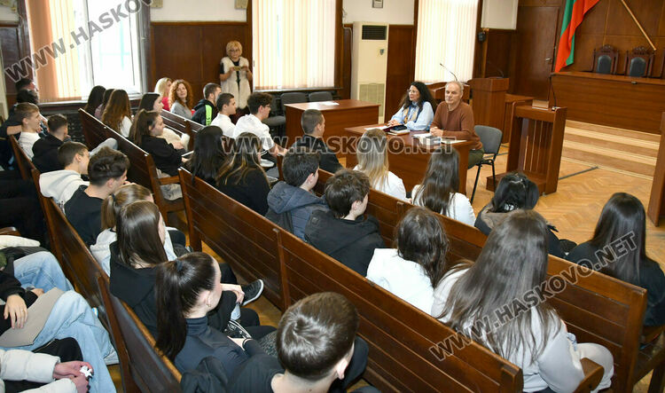 Ученици от ПГДС-Хасково научиха за функциите на съдията, прокурора и следователя