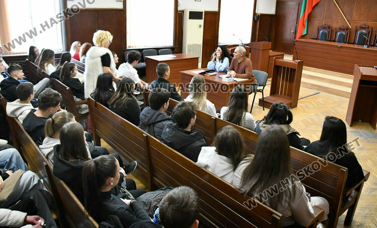 Ученици от ПГДС-Хасково научиха за функциите на съдията, прокурора и следователя