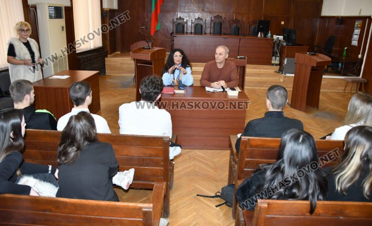 Ученици от ПГДС-Хасково научиха за функциите на съдията, прокурора и следователя