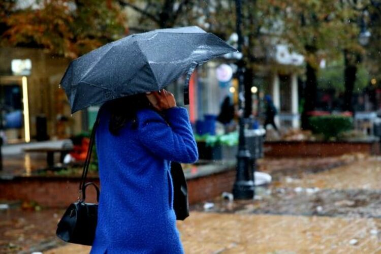 Облачно и дъждовно във вторник