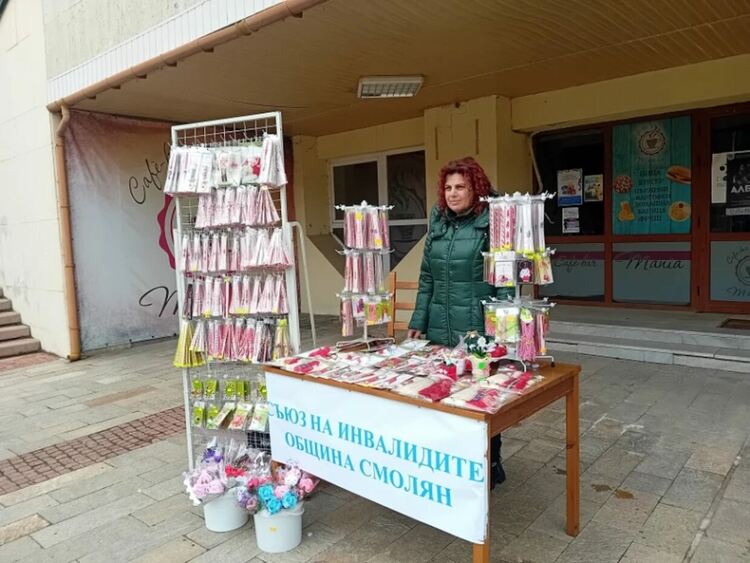 От Съюза на инвалидите в Смолян с благотворителен базар с  ръчно изработени мартеници