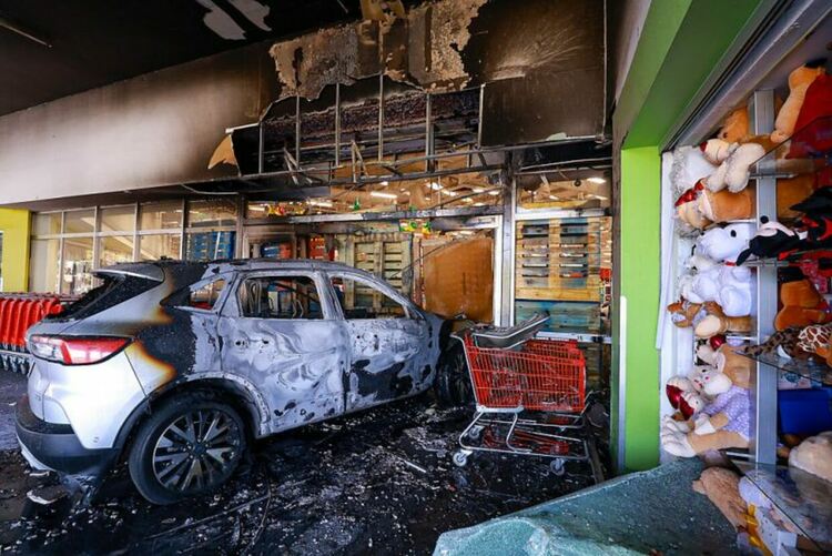 Автомобил се е блъснал в магазин и изгорял по време на безредиците в Гуадалахара, Мексико, след ликвидирането на наркобоса Ел Менчо.