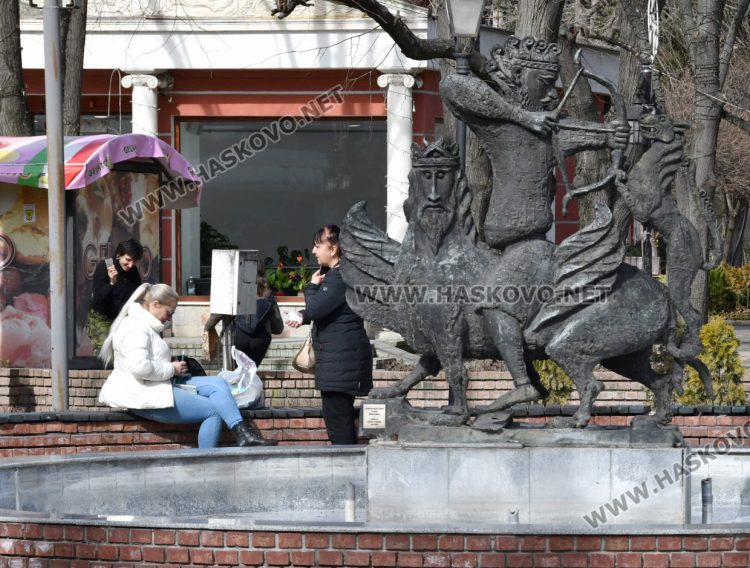 Слънце, облаци и на места дъжд във вторник