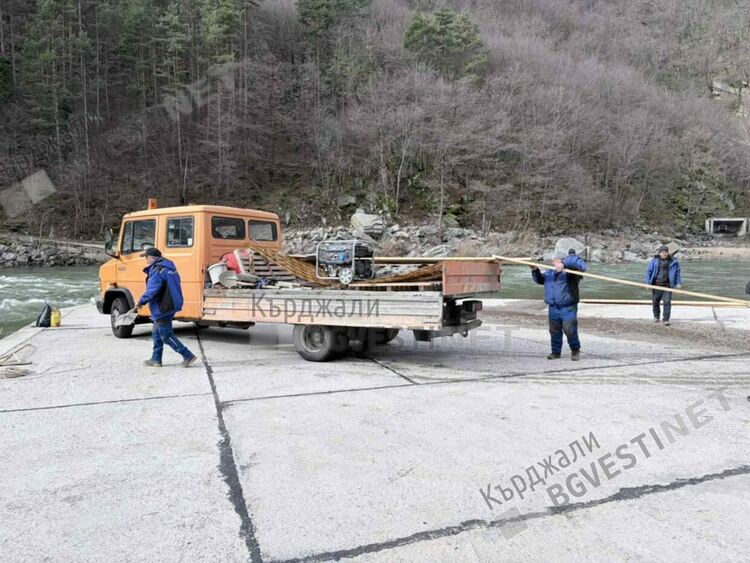 Положиха нов бетон на железобетонния мост край село Китница