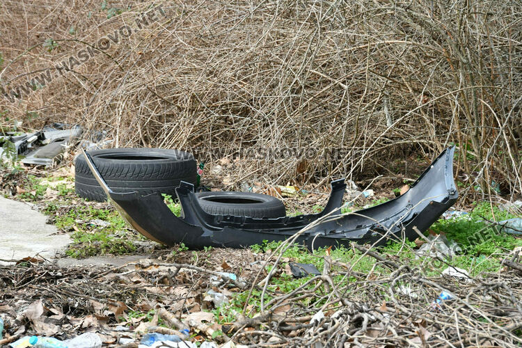 Хасковлия: В боклуци е осеян районът край бившите бунгала срещу ханче &bdquo;Клокотница&ldquo;