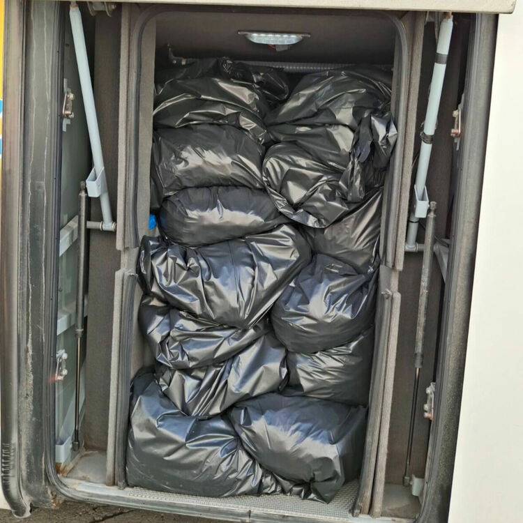 Иззеха над 2 тона миди от два автобуса