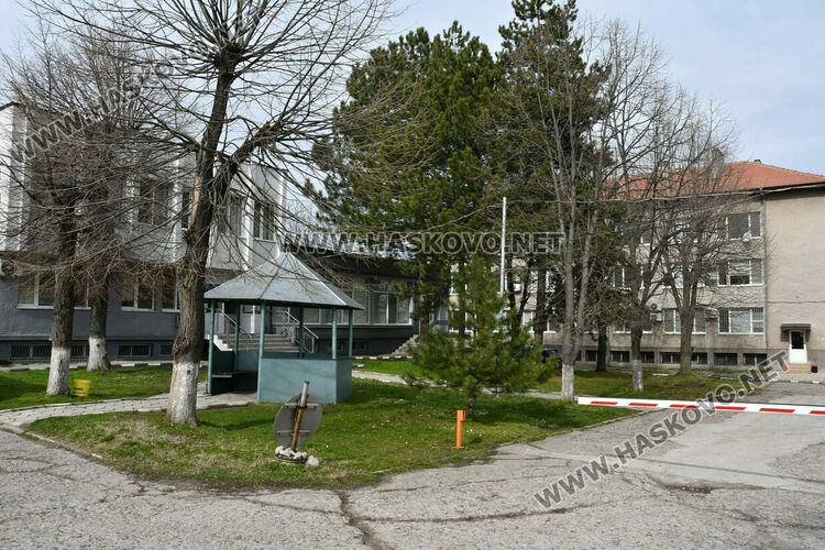 Полицаи с дежурство в двора на Агенцията по храните в Хасково