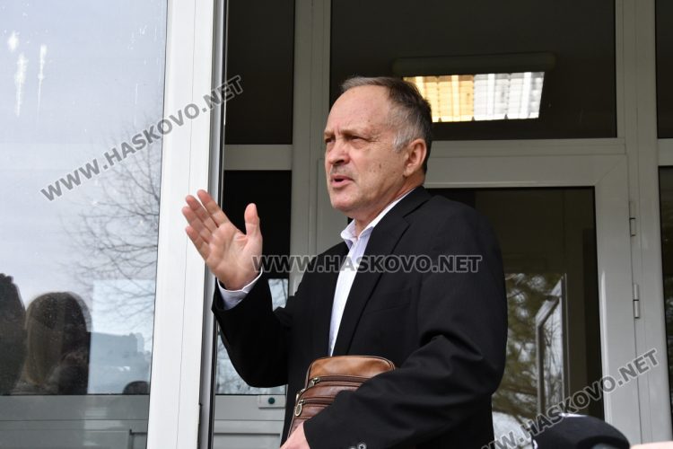 Полицаи с дежурство в двора на Агенцията по храните в Хасково