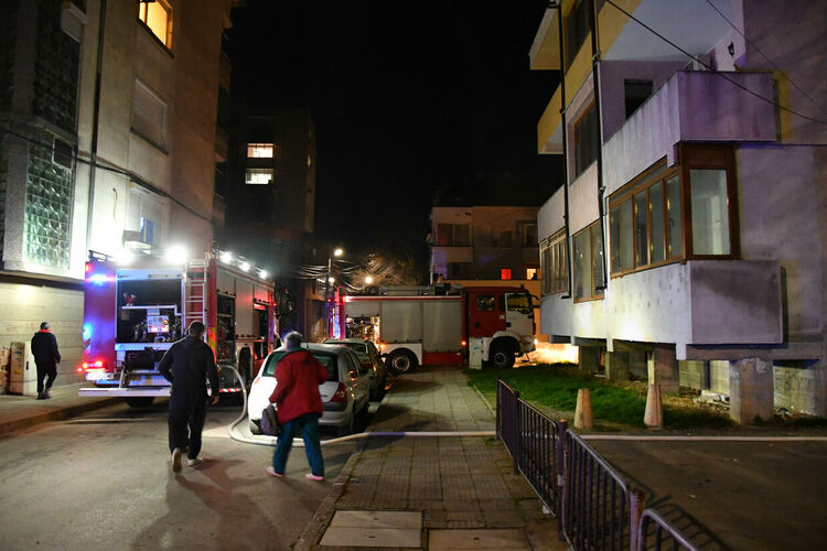 Горя апартамент в Хасково, евакуираха живеещи в блока