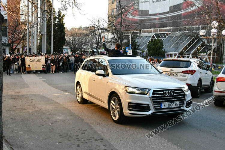 Стил и разкош от епохата на Гетсби на фашинга на Езиковата гимназия в Хасково