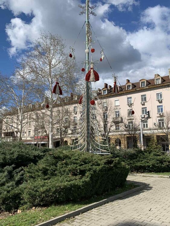 Димитровград с тематична украса за месеца на Баба Марта