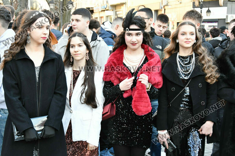 Стил и разкош от епохата на Гетсби на фашинга на Езиковата гимназия в Хасково