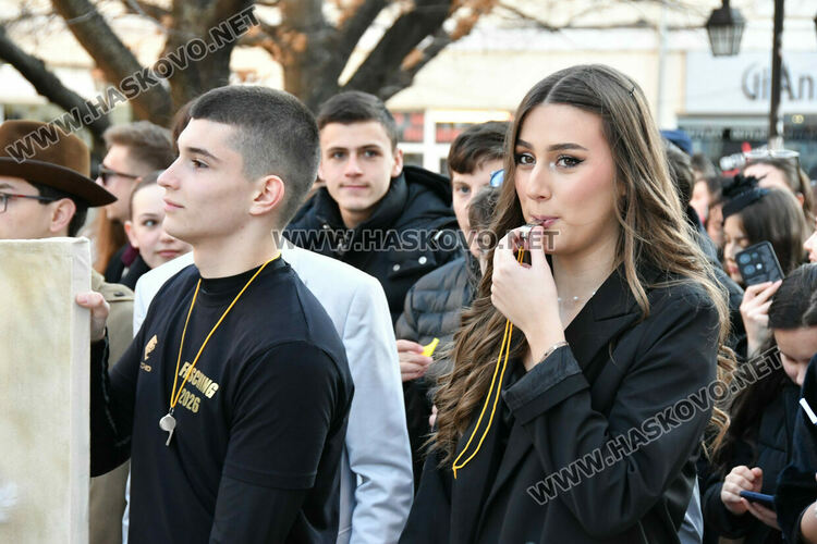 Стил и разкош от епохата на Гетсби на фашинга на Езиковата гимназия в Хасково